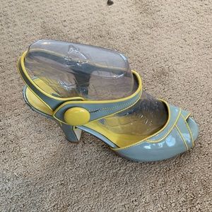 Chinese Laundry Rare Edition Sandals